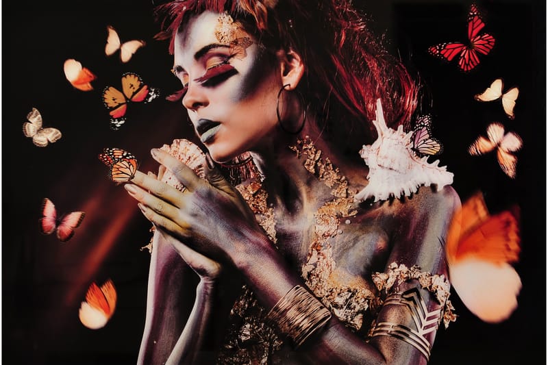 Bilde Woman with butterflies brown - 120x80 cm - Innredning - Bilder & kunst