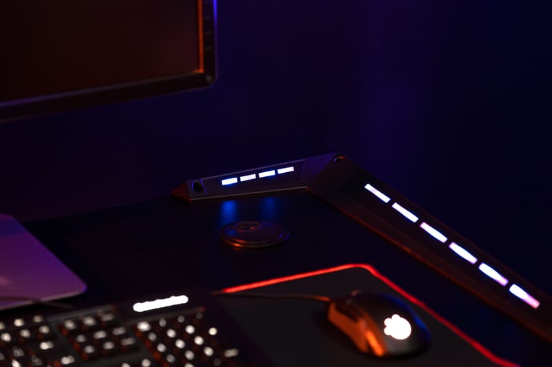 Aghav Gamingbord LED-lys 100 cm med Monacagua Gamingstol - Svart/Blå - Møbler - Bord - Kontorbord - Gamingbord